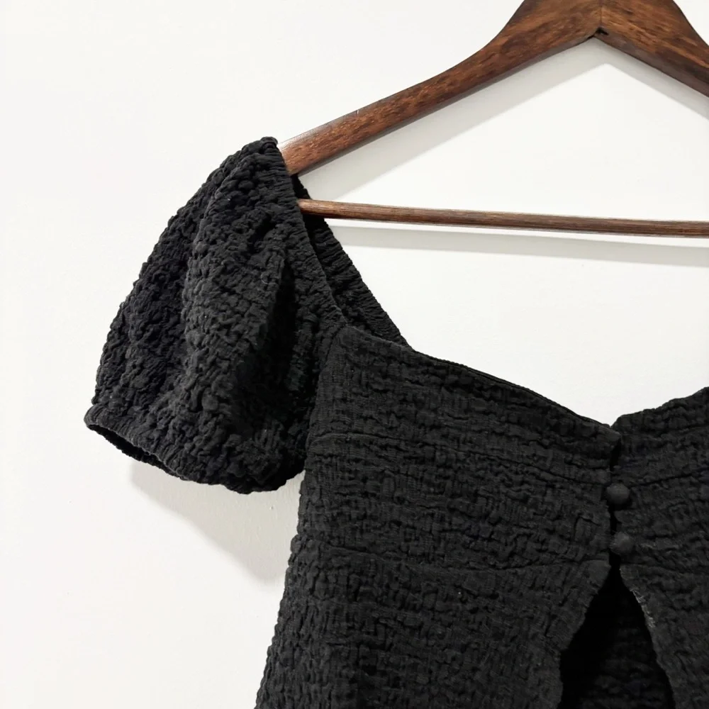 Shop‎ Neighbor Black Textured Top Womens Size Medium Crinkled Puff Sleeve Crop - Picture 2 of 9